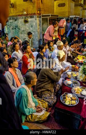 La Birmania, Myanmar Mandalay, Mahamuni paya o pagoda, il Daly lavaggio della Mahamuni statua del Buddha Foto Stock