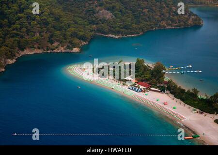 Turchia, Regione Mediterranea, Mugla, Oludeniz, parapendio (vista aerea) Foto Stock