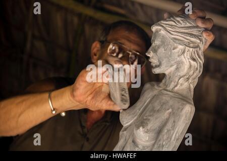 Seychelles, Isola di Mahe, Tom BOWERS carving una giovane ragazza Seychellois nella sua officina, su Les Cannelles strada tra Anse Royale e Anse à la Mouche Foto Stock