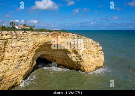 Il Portogallo, regione di Algarve, sul sentiero Percurso dos Sete Vales Suspensos, 6 km di sentiero costiero da Carvoeiro a Praia Marinha Foto Stock