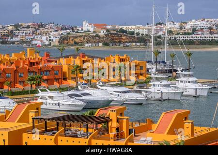 Il Portogallo, regione di Algarve, Portimao, la marina, Tivoli Arado e Nikki Beach Resort Hotel, villaggio Ferragudo in background Foto Stock