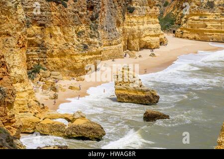 Il Portogallo, regione di Algarve, sul sentiero Percurso dos Sete Vales Suspensos, 6 km di sentiero costiero da Carvoeiro a Praia Marinha, Praia Marinha Foto Stock