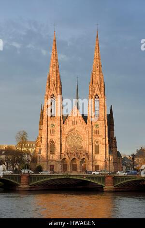 Francia, Bas Rhin, Strasburgo, San Paolo Chiesa riformata e il fiume Ill Foto Stock