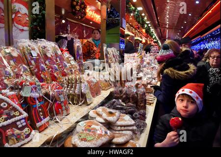 Francia, Bas Rhin, Strasburgo, città vecchia sono classificati come patrimonio mondiale dall' UNESCO, il mercatino di Natale (Christkindelsmarik) sul posto Broglie, bambino mangiare un Foto Stock