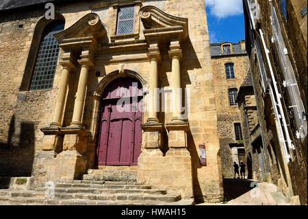 Francia, Dordogne, Perigord Noir, valle della Dordogna, Sarlat la Caneda, porta anteriore di antiche Chapelle des Pénitents Blancs anche chiamato Chapelle des Recol Foto Stock