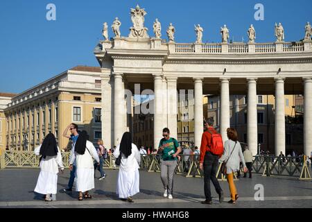 Italia Lazio Roma centro storico sono classificati come patrimonio mondiale dall' UNESCO, il distretto del Vaticano, Saint-Pierre posto, turisti incontro un gruppo di sorelle Foto Stock