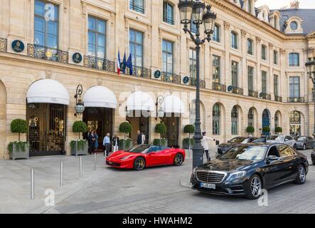 Francia, Parigi, zona elencata come patrimonio mondiale dall' UNESCO, Place Vendome, il Ritz hotel di lusso Foto Stock