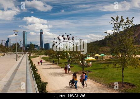 Il Cile, Santiago Vitacura area, Parque Parco bicentenario, ciclista scultura e Gran Torre torre di Santiago Foto Stock