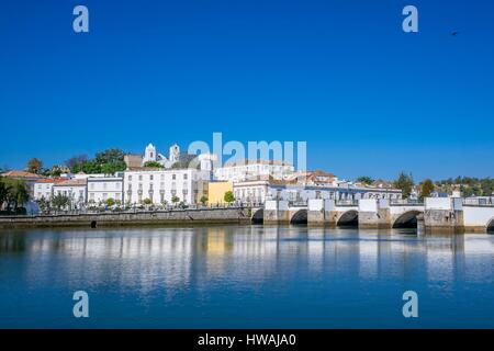 Il Portogallo, regione di Algarve, Tavira sul bordo del parco naturale di Ria Formosa, xii secolo ponte romano sul Rio Gilao Foto Stock