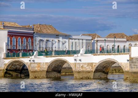 Il Portogallo, regione di Algarve, Tavira sul bordo del parco naturale di Ria Formosa, xii secolo ponte romano sul Rio Gilao Foto Stock