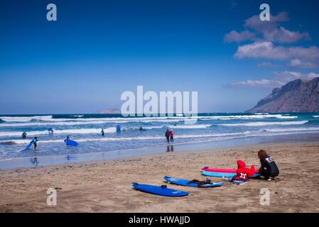 Spagna Isole Canarie Lanzarote, Caleta de Famara, Playa de camara spiaggia e tavole da surf Foto Stock