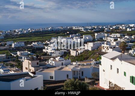 Spagna Isole Canarie Lanzarote La Geria regione vinicola, Tias, elevati vista città Foto Stock
