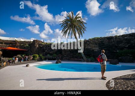 Spagna Isole Canarie Lanzarote, Jameos del Agua, complesso all'interno del vecchio tubo di lava, progettato da Cesar Manrique, Piscina esterna Foto Stock