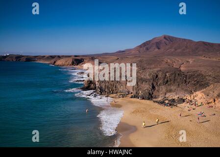 Spagna Isole Canarie Lanzarote, Playa Blanco, Punta del Papagayo, vista in elevazione della Playa Mujeres e Playa del Pozo spiagge Foto Stock