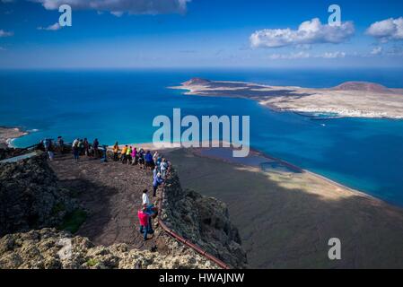 Spagna Isole Canarie Lanzarote, Mirador del Rio, isola lookout, vista in elevazione su Isla Graciosa island Foto Stock