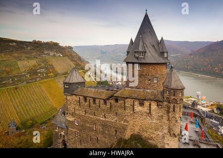 Germania Renania-Palatinato, Bacharach, vista in elevazione del Burg Castello Stahleck, autunno Foto Stock