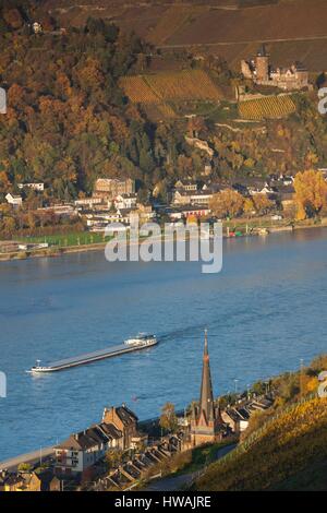 Germania Renania-Palatinato, Bacharach, vista in elevazione con Burg Castello Stahleck, autunno Foto Stock