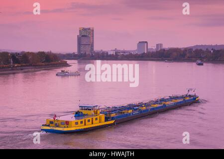 In Germania, in Renania settentrionale-Vestfalia, Bonn, Rhein River e la Deutsche Post Tower, crepuscolo Foto Stock