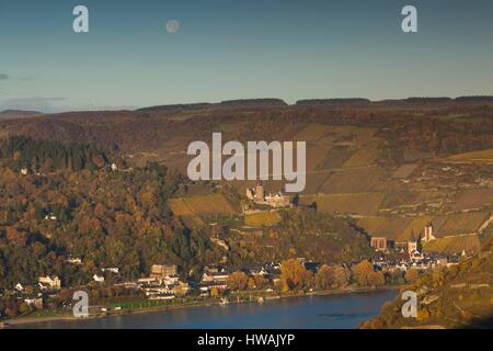 Germania Renania-Palatinato, Bacharach, vista in elevazione con Burg Castello Stahleck, autunno Foto Stock