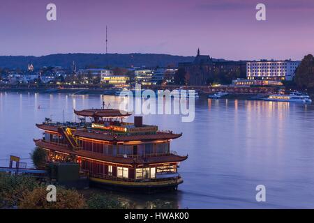 In Germania, in Renania settentrionale-Vestfalia, Bonn, Rhein River e floating Ristorante Cinese, crepuscolo Foto Stock