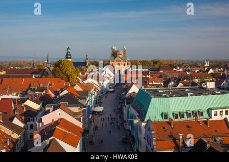 Germania Renania-Palatinato, Speyer, vista in elevazione del Maximilianstrasse da Altportel city gate Foto Stock