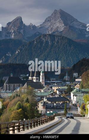 In Germania, in Baviera, Berchtesgaden, elevati vista città con il Watzmann Mountain (el. 2713 metri) Foto Stock