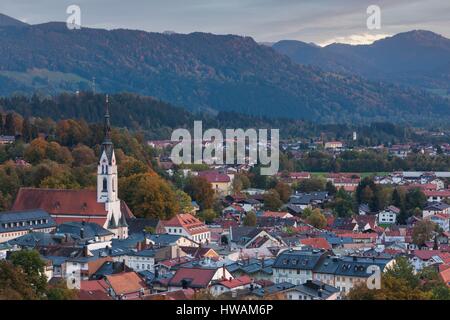 In Germania, in Baviera, Bad Tolz, elevati vista città dal Kalvarienberg, crepuscolo Foto Stock