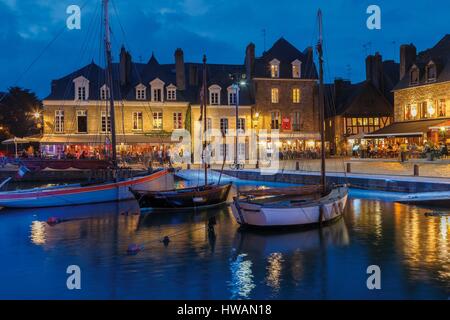 Francia, Morbihan, il Golfo di Morbihan, il Parco Naturale Regionale del Golfo di Morbihan, Auray, St Goustan, notte panoramica del porto di St Goustan Foto Stock