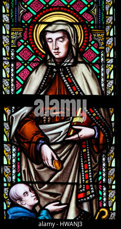 Vetro colorato nella chiesa della Madonna di Sablon a Bruxelles, Belgio, raffigurante San Francesco di Roma o di Santa Francesca Romana Foto Stock
