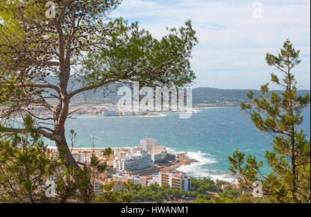 Vista dalla collina in Sant Antoni de Portmany & dintorni in Ibiza. Alberghi lungo la spiaggia, i luoghi di soggiorno. Onde infrangersi come navigare sulla riva. Foto Stock