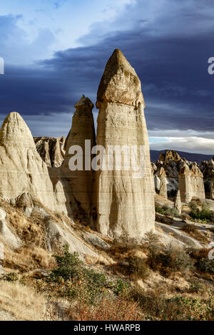 Camini di Fata, Love Valley, Cappadocia, Turchia Foto Stock