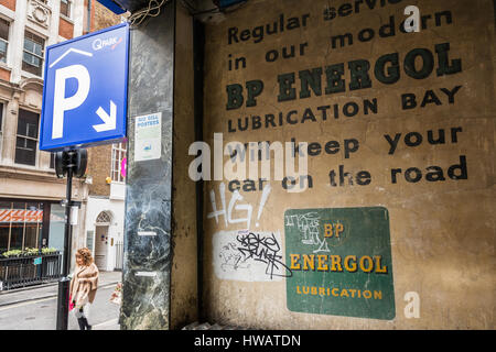 Un annuncio pubblicitario per BP Energol, sulla Polonia Street, Soho, REGNO UNITO Foto Stock