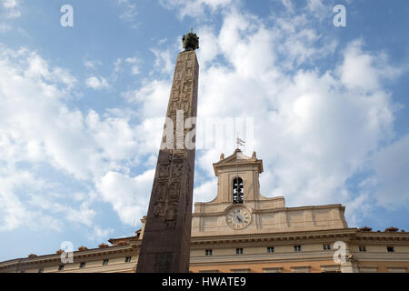 Palazzo Montecitorio, sede della Camera dei Deputati italiana con l'obelisco di Augusto a Roma, Italia Foto Stock