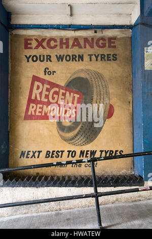 Una pubblicità retrò per gli pneumatici di regent remold su Poland Street, Soho, Londra, Inghilterra, Regno Unito Foto Stock