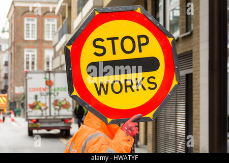 Un operaio può contenere fino a 'Stop Works" segno di Soho, London, Regno Unito Foto Stock