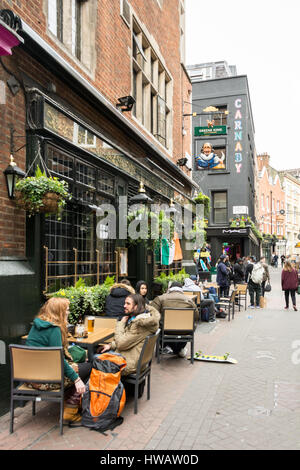 Il Shakespeare's Head Pub su Carnaby Street, Londra, Regno Unito Foto Stock