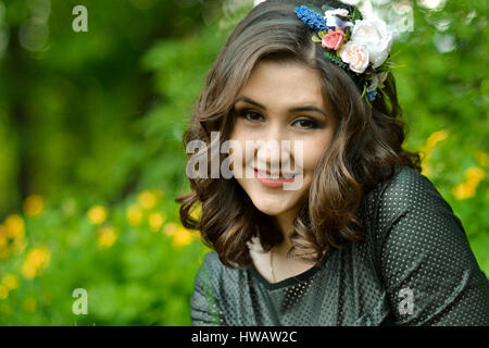 Close-up ritratto di molto bello e attraente,carino,eccellente,sorridente,bella,adorabile ragazza,donna con carino,nice,bianco,sorriso sano nel verde primavera pa Foto Stock