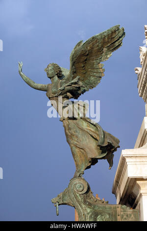 Vittorie alate, in bronzo dorato, Altare della Patria, Piazza Venezia, Roma, Italia il 01 settembre 2016. Foto Stock