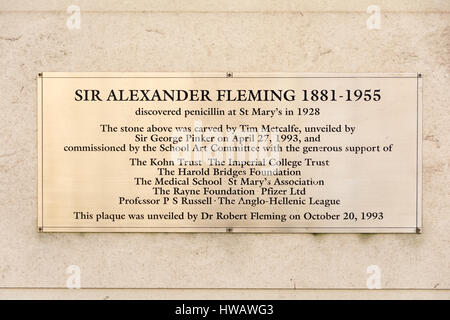 Targa a Sir Alexander Fleming fuori dal St Mary's Hospital, Paddington, Londra, Inghilterra, Regno Unito Foto Stock