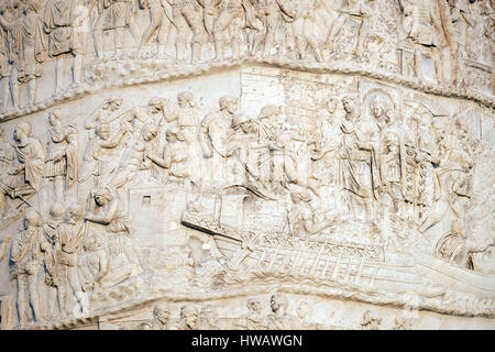 Colonna Traiana è un romano colonna trionfale in Roma, Italia, che commemora Romano Imperatore Traiano la vittoria nella guerra dei Daci in Roma, Italia Foto Stock