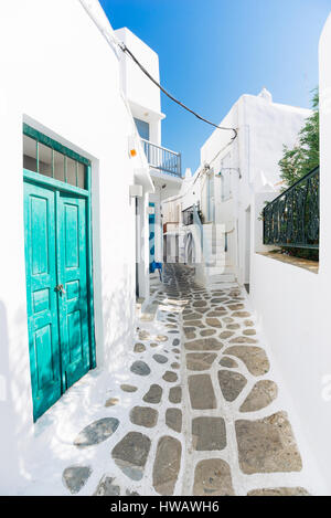 Imbiancati autentica strada delle cicladi nell'isola di Mykonos, Cicladi Grecia Foto Stock