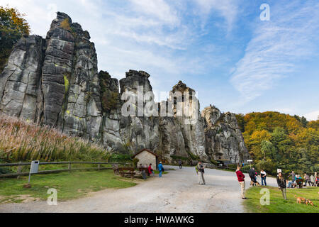 HORN-Bad Meinberg - OTTOBRE 04: la famosa roccia arenaria formazione Externsteine in autunno con alcuni turisti in Germania il 4 ottobre 2015 Foto Stock