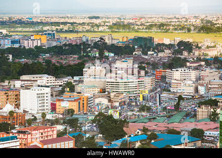 Nairobi, Kenya - 23 dicembre: Vista della grande terminal degli autobus e il mercato a Landhies Road a est di Nairobi, Kenya, con Eastleigh Airfield in Foto Stock