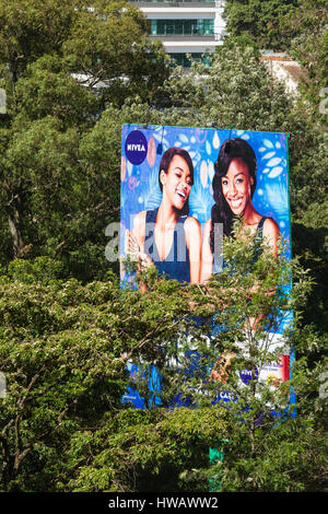 Nairobi, Kenya - 29 dicembre: cartelloni pubblicitari giganti tra alberi vicino ad una grande strada a Nairobi in Kenya il 29 dicembre, 2015 Foto Stock