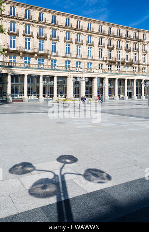 Colonia - 14 maggio: Il Dom Hotel vicino alla cattedrale di Colonia sulla Roncalliplatz in Germania con una strada luce ombra in primo piano il 14 maggio 2015 Foto Stock