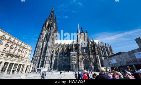 Colonia - 14 maggio: un gruppo turistico di fronte alla Cattedrale di Colonia sulla Roncalliplatz in Germania il 14 maggio 2015 Foto Stock