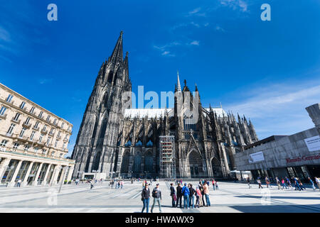 Colonia - 14 maggio: un gruppo turistico di fronte alla Cattedrale di Colonia sulla Roncalliplatz in Germania il 14 maggio 2015 Foto Stock