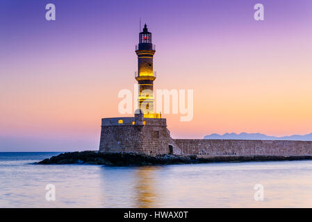 Faro veneziano di Chania di purple sunrise, Creta, Grecia Foto Stock