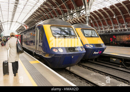 Great Western Railway HST attesa treni in partenza presso la stazione di Paddington, London, Regno Unito Foto Stock