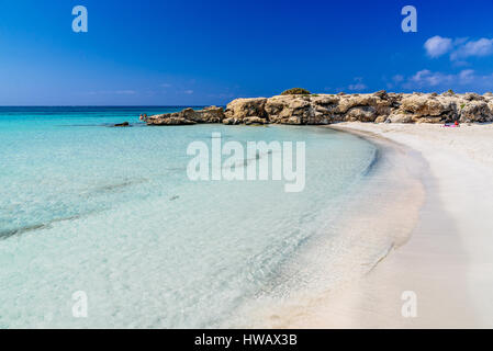 Famoso corallo rosa spiaggia di elafonissi (elafonisi) su Creta, mare mediterraneo, Grecia Foto Stock